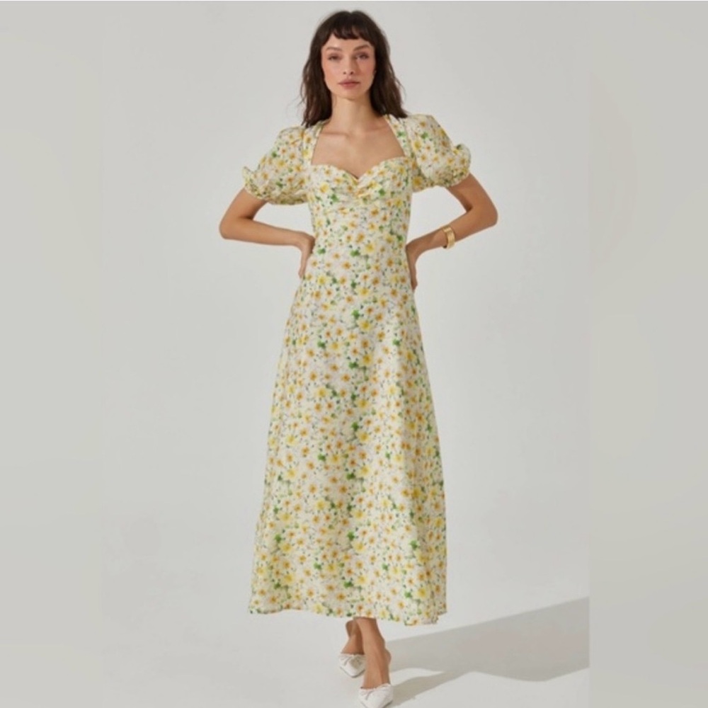 NEW ASTR The Label $130 Sweetheart
Puff Sleeve Floral Midi Dress